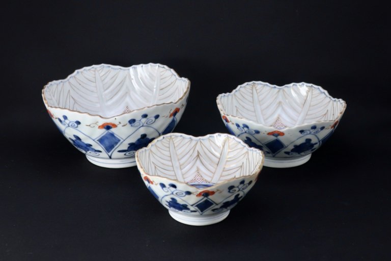 伊万里色絵葉形丸文三つ組鉢 / Imari Leaf-shaped Polychrome Bowls  set of 3(L/M/S)