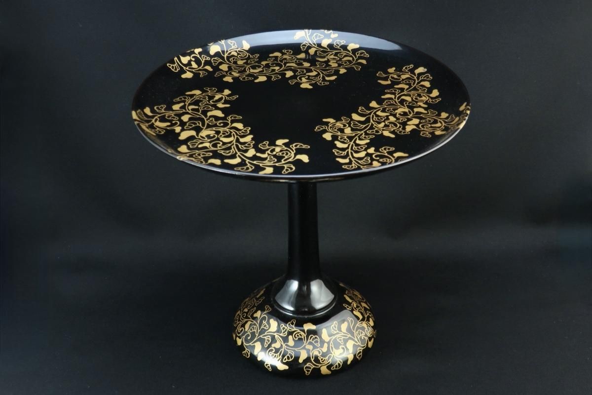 最も  黒塗唐草蒔絵高杯 Leg with Plate Round Black-lacquered / 工芸品