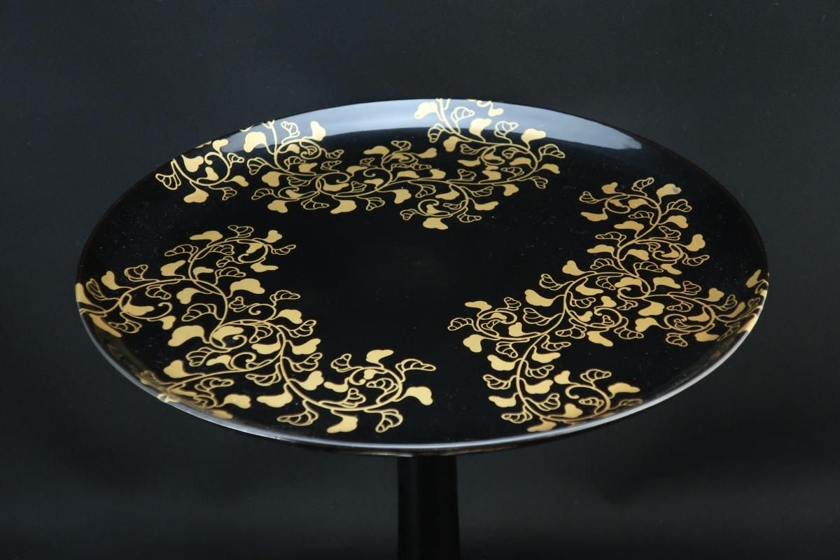 黒塗唐草蒔絵高杯 / Black-lacquered Round Plate with Leg