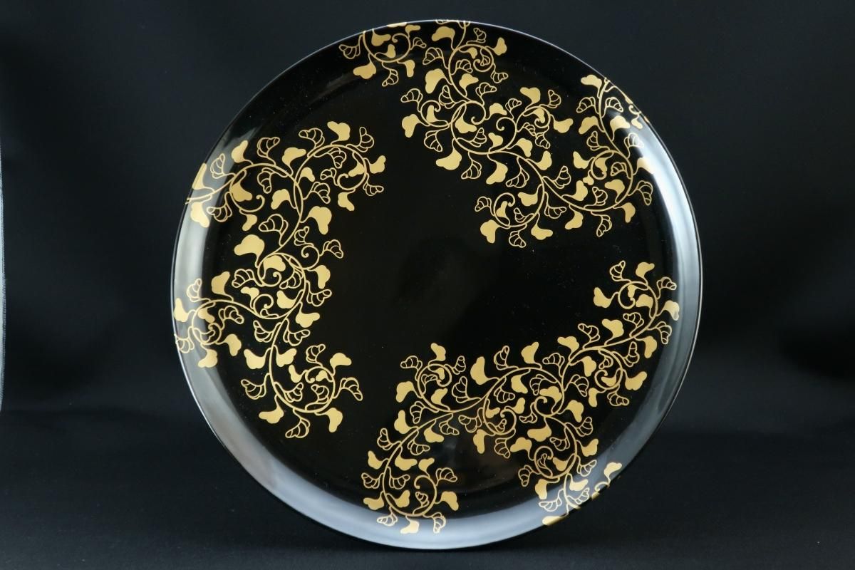 セブンイレブン 冬ギフト カタログ 黒塗唐草蒔絵高杯 / Black-lacquered Round Plate with Leg 工芸品