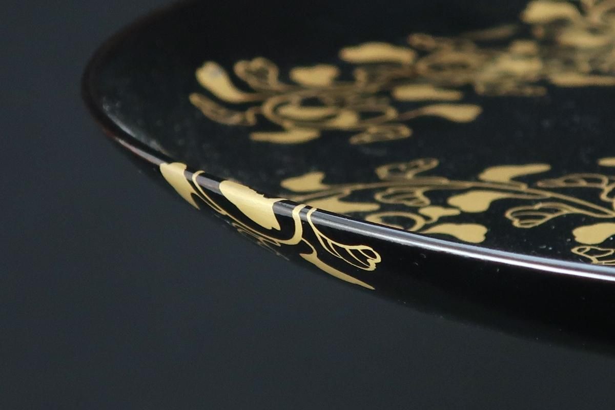 黒塗唐草蒔絵高杯 / Black-lacquered Round Plate with Leg