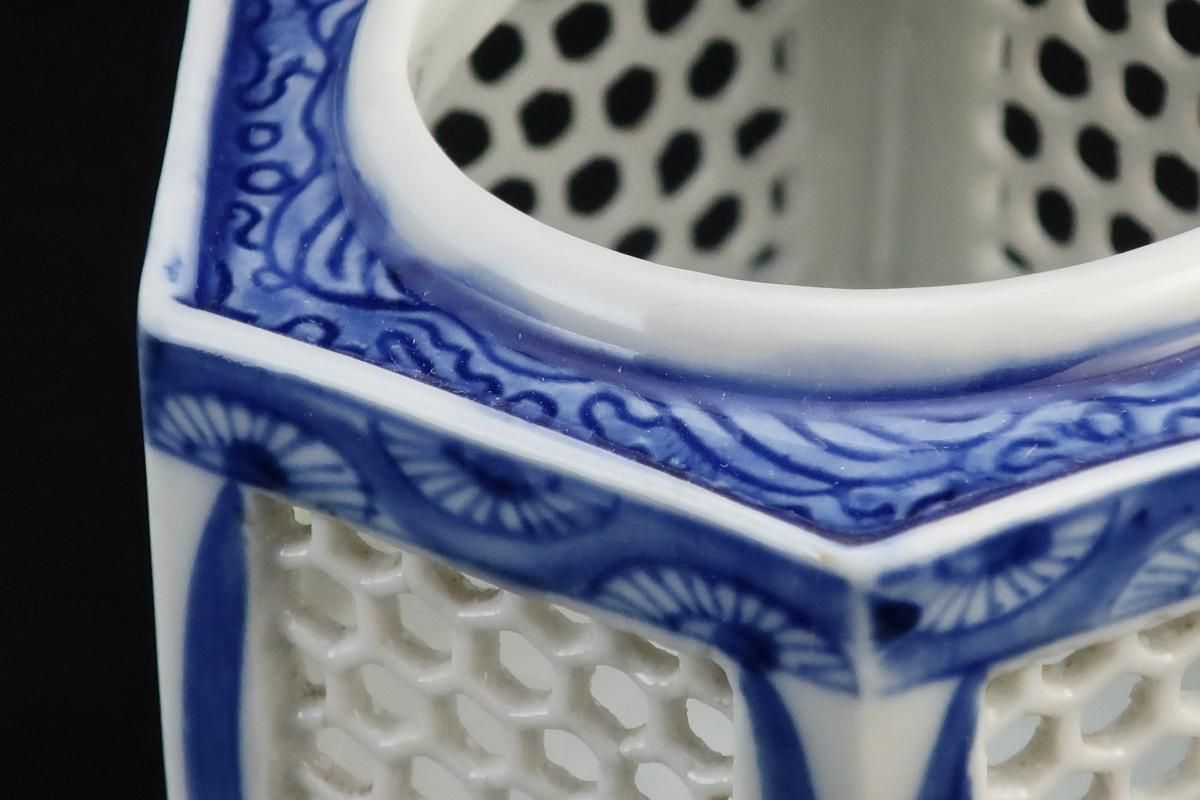 伊万里染付六角透かし盃台（濃）/ Imari Hexagonal Blue & White
