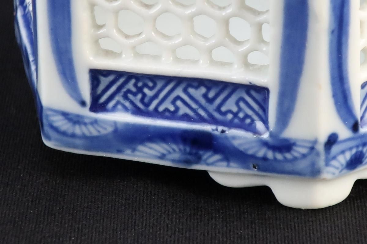 伊万里染付六角透かし盃台（濃）/ Imari Hexagonal Blue & White