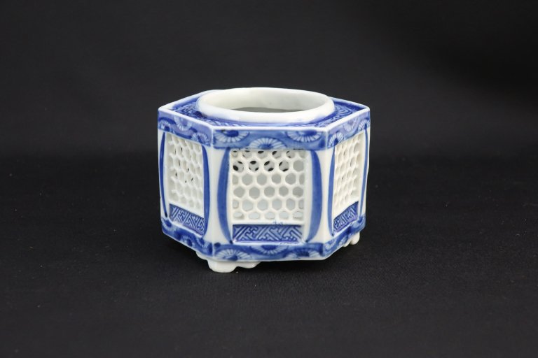 伊万里染付六角透かし盃台（濃）/ Imari Hexagonal Blue & White Sake Cup Holder