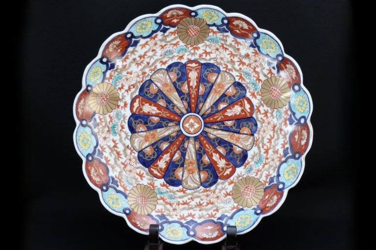 ΤƲַʸ绮 / Imari Large Polychrome Chrysanthemum-flower-shaped Plate  