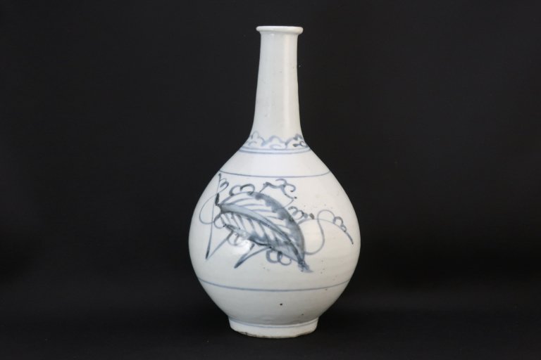 Τڤդο / Imari Blue & White 'Tokkuri' Sake Bottle with the pattern of a Leaf