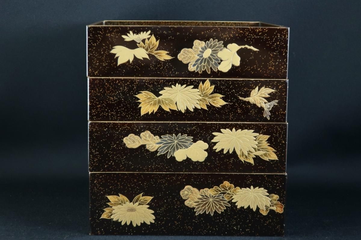 黒塗梨地菊金蒔絵提重 / Black-lacquered 'Jubako' with a