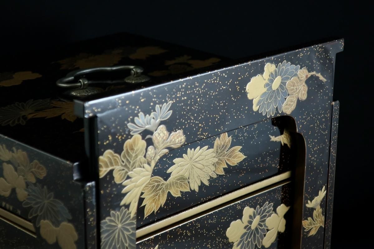 黒塗梨地菊金蒔絵提重 / Black-lacquered 'Jubako' with a