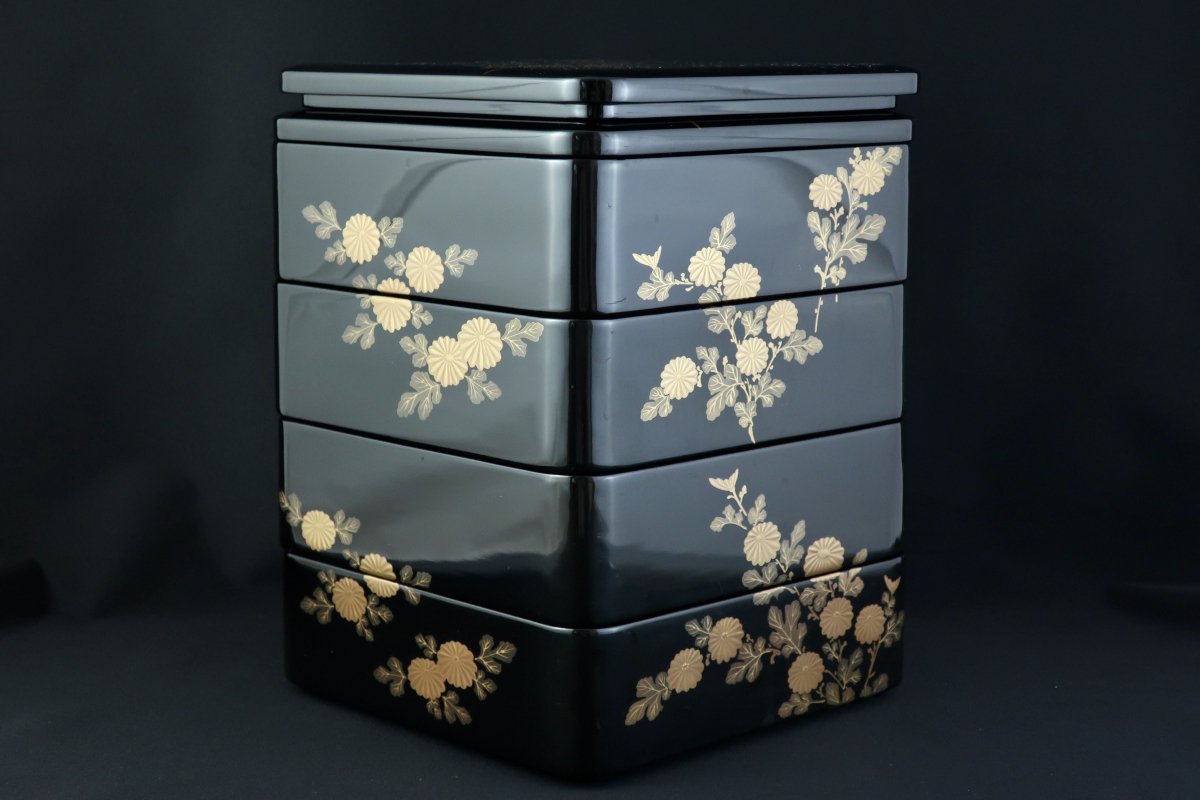 黒塗菊蒔絵四段重 / Black-lacquered 'Jubako' Food Boxes with 'Make 