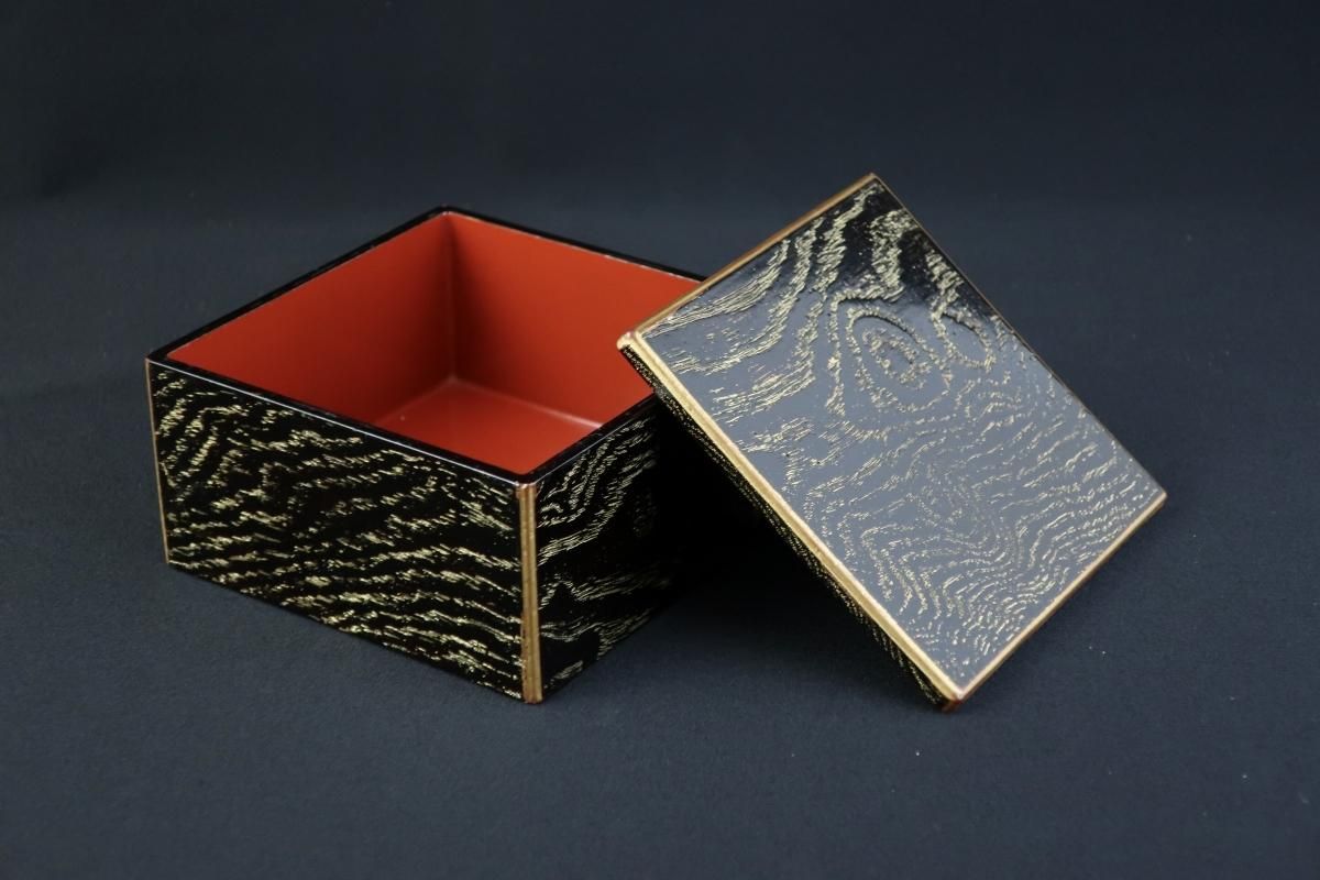 竹蒔絵弁当箱 / 'Bento' Set in the lacquered Box with 'Make