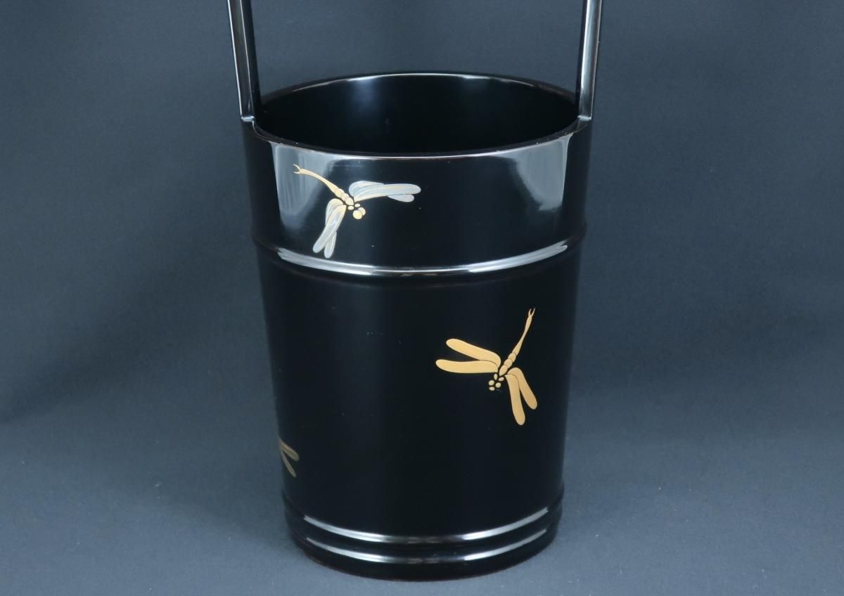 手桶形勝虫蒔絵花生 / Black-lacquered Bucket-shaped Flower