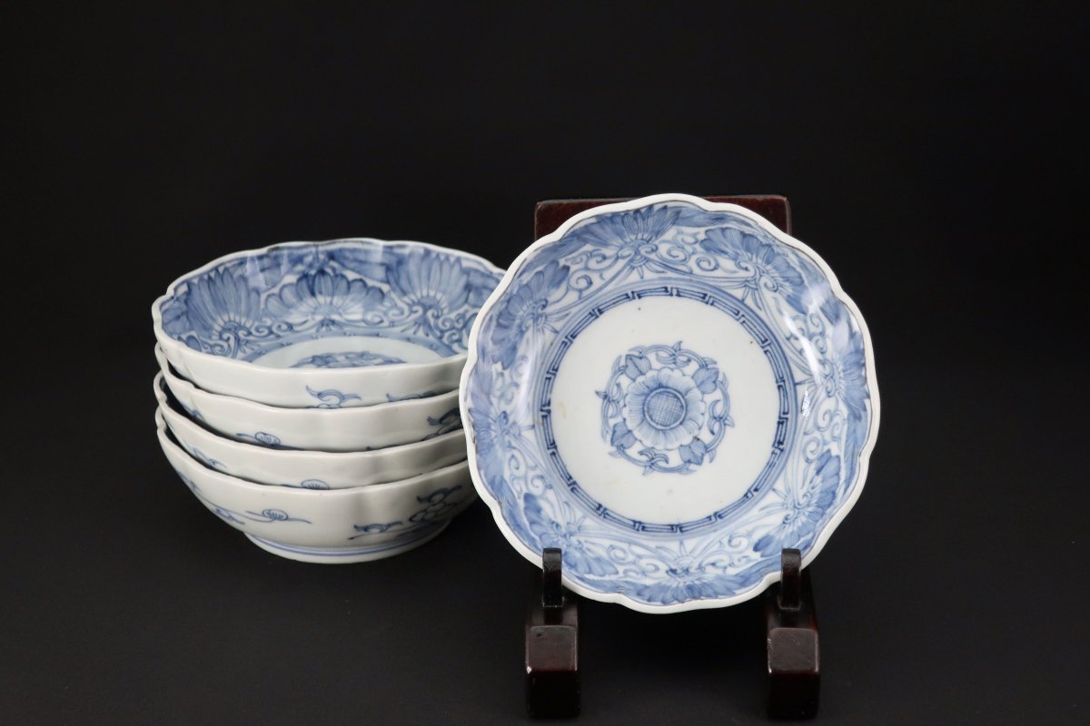 伊万里線描染付菊花文なます皿　五枚組 / Imari Blue & White 'Namasu' Bowls set of 5 - OKURA  ORIENTAL ART / 大蔵オリエンタルアート