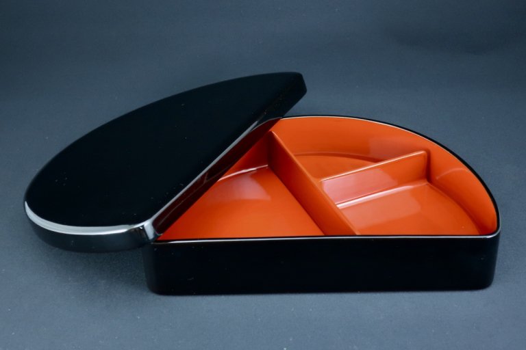 ȾȢ / Black & Red-Lacquered Half-Moon-shaped Bento Box