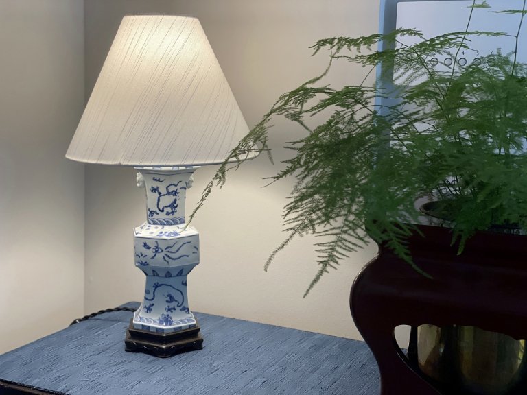 中国染付龍文六角花瓶テーブルランプ / Table Lamp of Chinese Blue & White Flower Vase