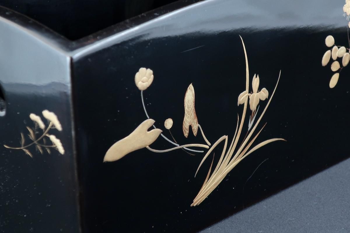 黒塗草花金蒔絵煙草盆 / Blakc-lacquered 'Tobacco' Box with 黒塗草花金蒔絵煙草盆 / Blakc-lacquered 'Tobacco' Box with