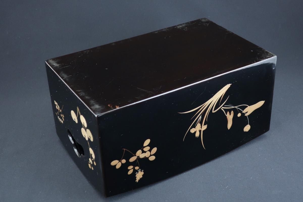 黒塗草花金蒔絵煙草盆 / Blakc-lacquered 'Tobacco' Box with 黒塗草花金蒔絵煙草盆 / Blakc-lacquered 'Tobacco' Box with