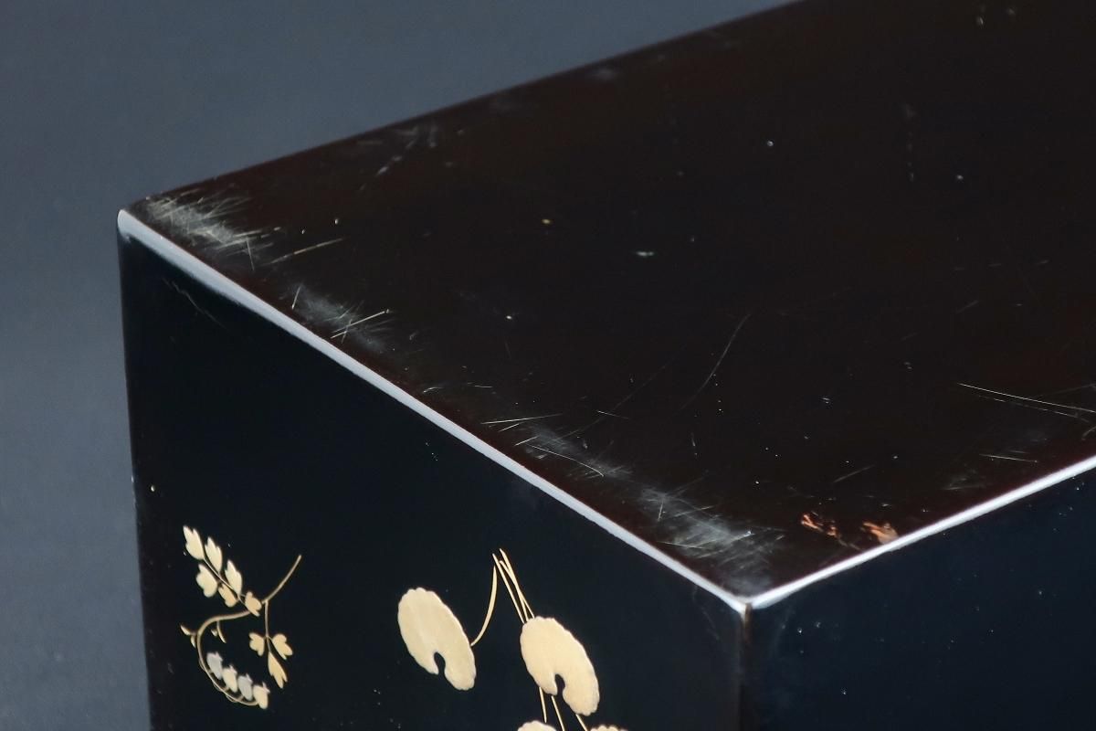 黒塗草花金蒔絵煙草盆 / Blakc-lacquered 'Tobacco' Box with 黒塗草花金蒔絵煙草盆 / Blakc-lacquered 'Tobacco' Box with