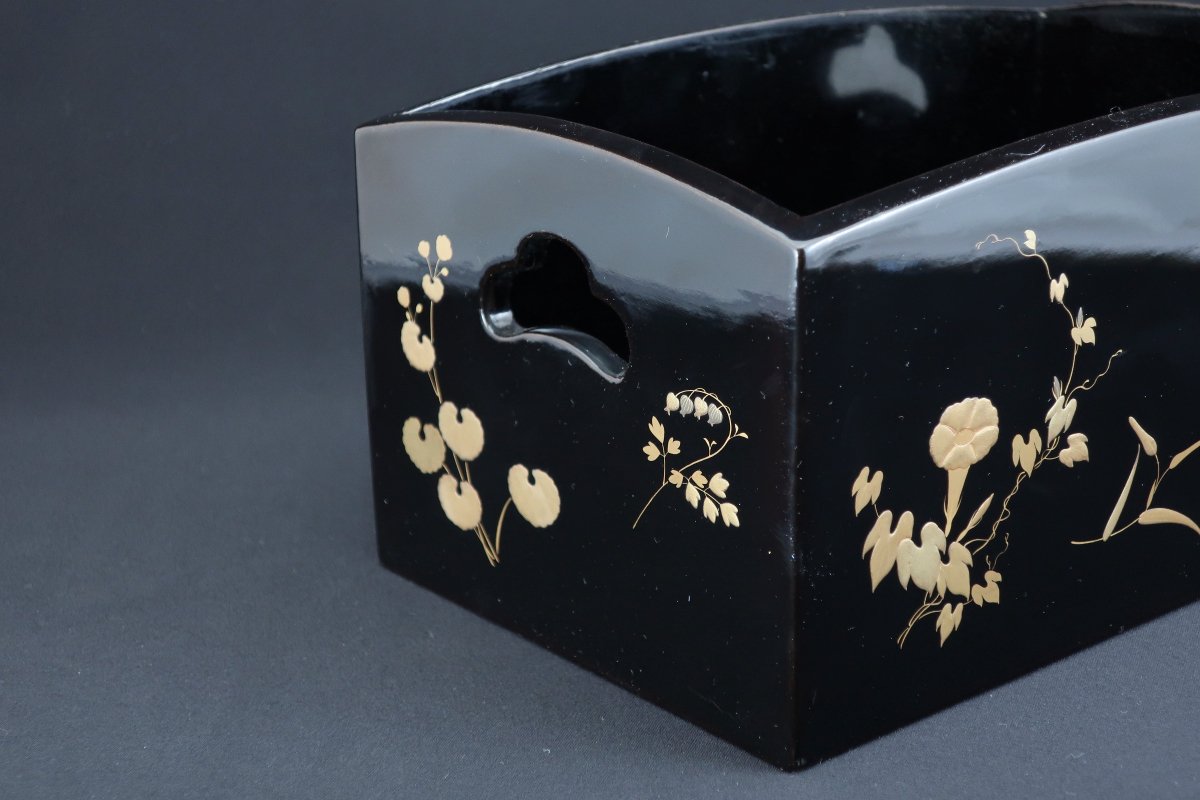 黒塗草花金蒔絵煙草盆 / Blakc-lacquered 'Tobacco' Box with 'Makie 