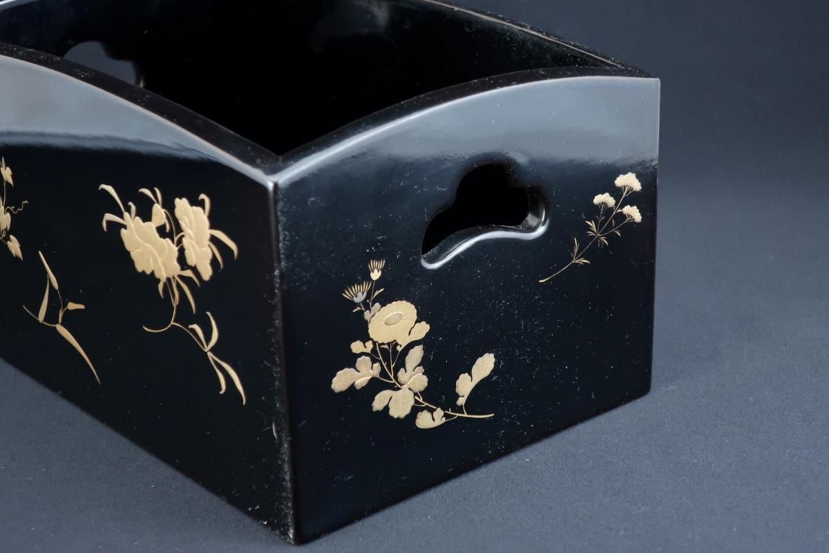 黒塗草花金蒔絵煙草盆 / Blakc-lacquered 'Tobacco' Box with