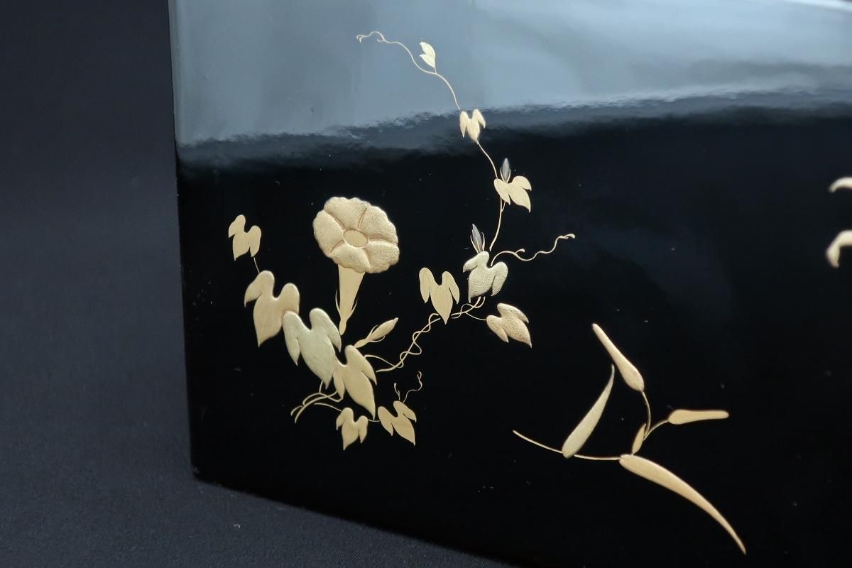 黒塗草花金蒔絵煙草盆 / Blakc-lacquered 'Tobacco' Box with 黒塗草花金蒔絵煙草盆 / Blakc-lacquered 'Tobacco' Box with