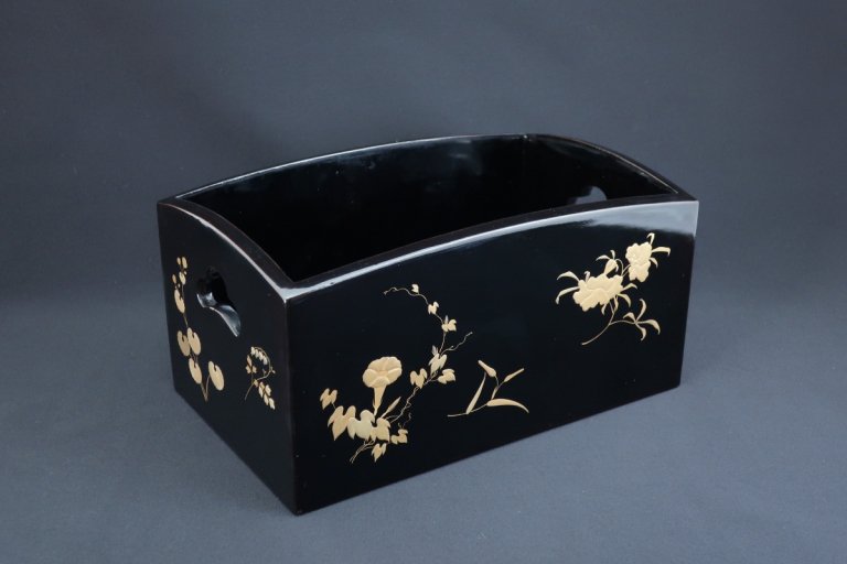 ֶ⼬ / Blakc-lacquered 'Tobacco' Box with 'Makie' picture of Flowers