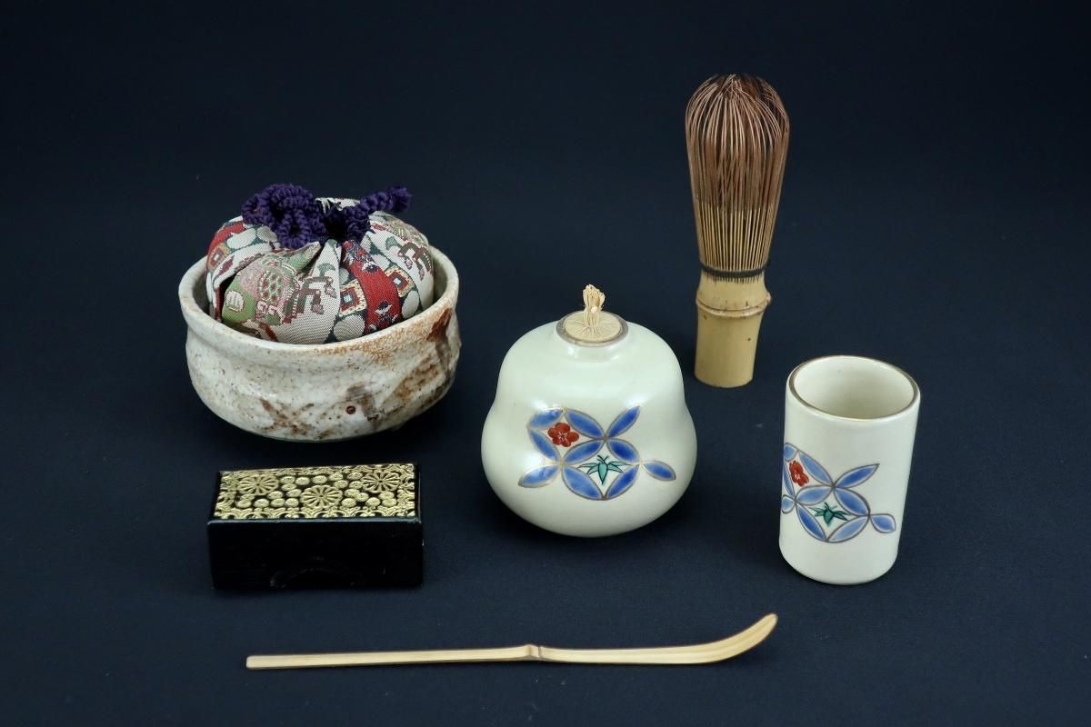 黒塗草花丸文蒔絵茶箱 / Black-lacquered 'Chabako' Tea