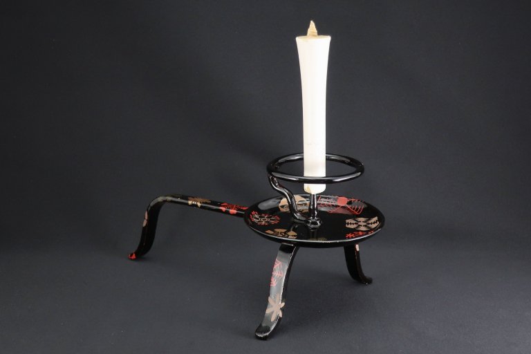 ڼŴϼ꿤 / Lacquered Iron Portable Candlestick with 'makie' picture of Snow Flakes