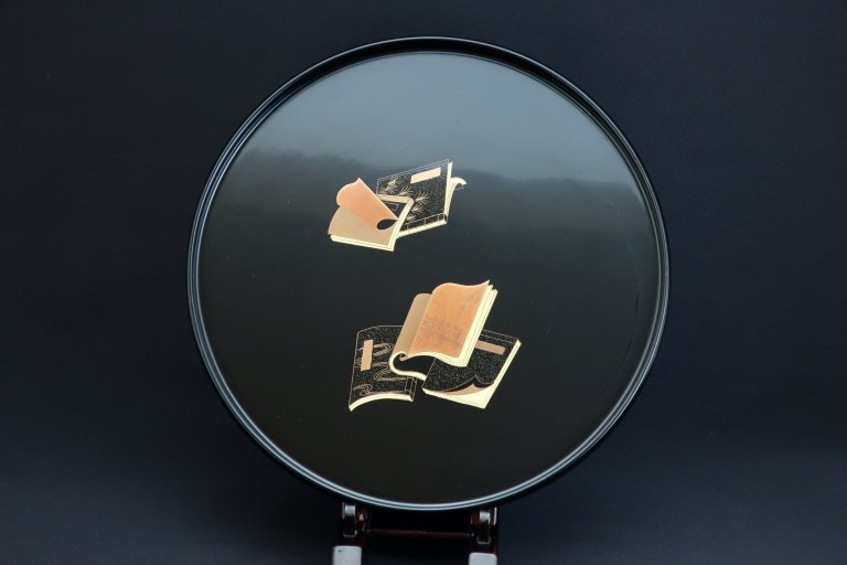 ܴ / Black-lacquered Round Tray with 'Makie' picture of the Books