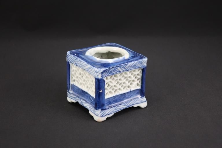 ΤƩ / Imari Blue & White 'Haidai' Sake Cup Holder