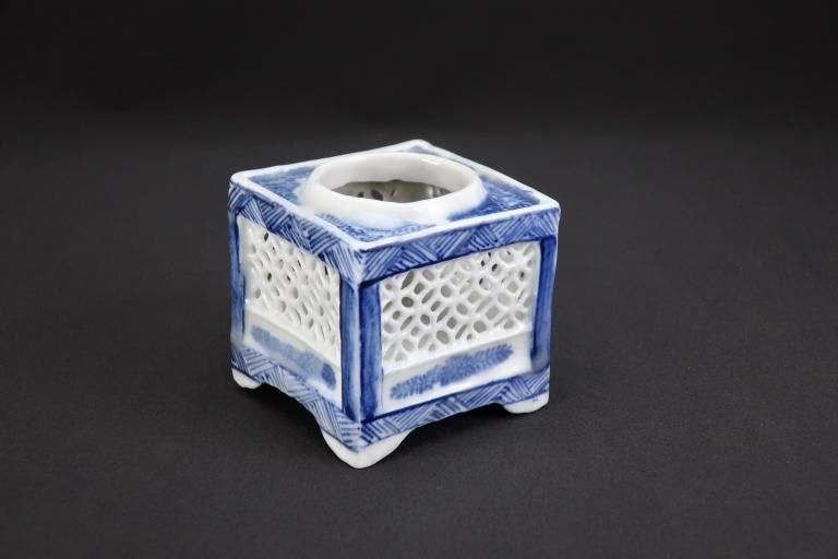 ΤƩ / Imari Blue & White 'Haidai' Sake Cup Holder