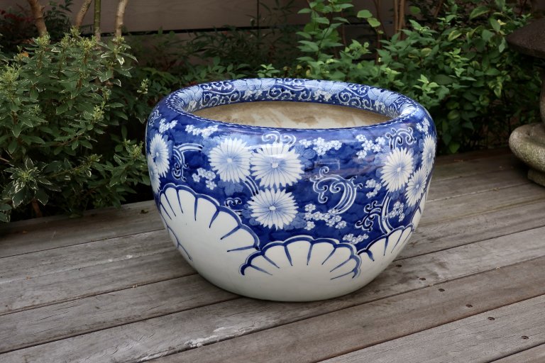 ΤյƲʸȭ / Imari Blue & White Hibachi with the picture of Chrysanthemum Flowers