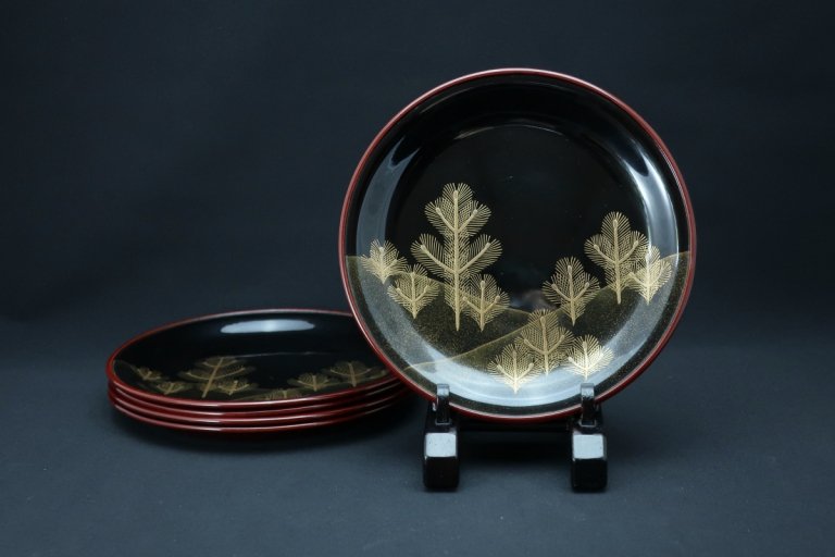 黒塗松蒔絵六寸菓子皿　五枚組 / Black-lacquered Plates with 'Makie' picture of Pine trees  set of 5