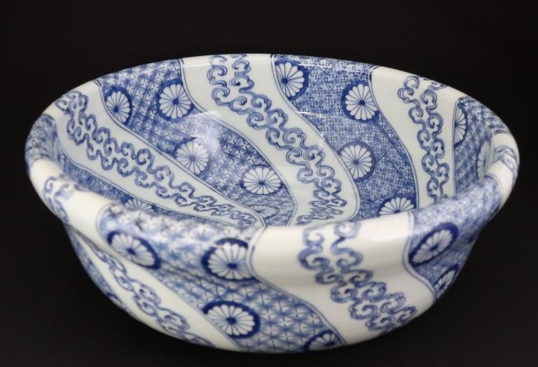 ΤյƲǱʸȭ / Imari Large Blue & White Bowl with the picture of Chrysanthemum flowers