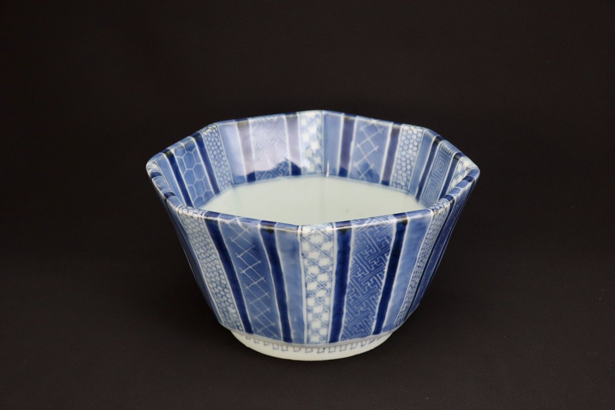 伊万里染付亀の図幾何学文八角鉢 / Imari Octagonal Blue & White Bowl with the picture of  Toitoise - OKURA ORIENTAL ART / 大蔵オリエンタルアート