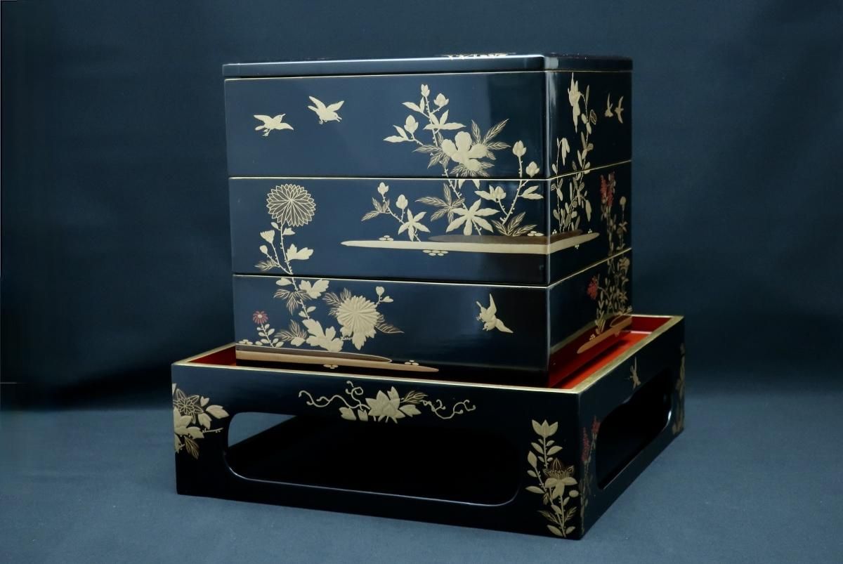 黒塗内朱草花蒔絵重箱（重台付） / Black-lacquered 'Jubako