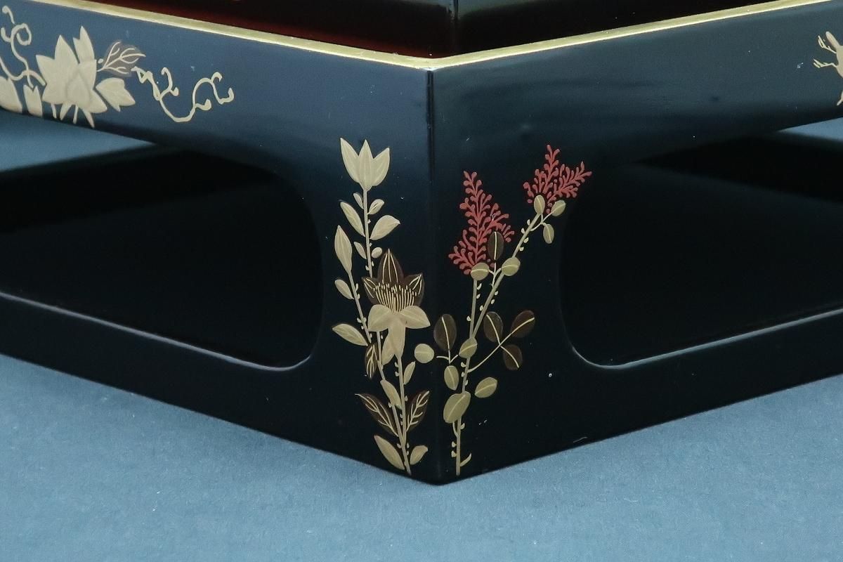 91kf17 黒内朱塗金花丸 台付四段重箱 木箱付