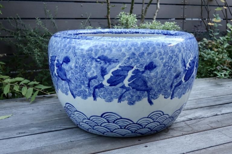 Τʸȭ / Imari Large Blue & White Hibachi with the picture of 'Kirin'