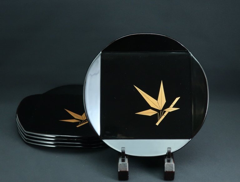 輪島塗梅花形竹蒔絵七寸半皿　五枚組 / Wajima Black-lacquered Plum-Flower-shaped Plates set of 5