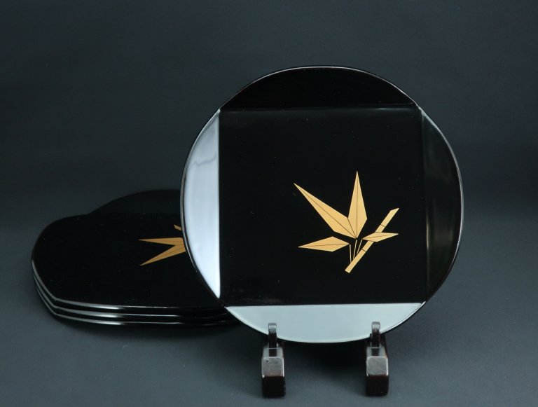 輪島塗梅花形竹蒔絵七寸半皿　四枚組 / Wajima Black-lacquered Plum-Flower-shaped Plates set of 4