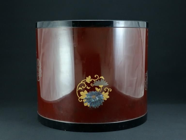 菊唐草螺鈿蒔絵塗火鉢 / Lacquered Hibachi with 'Makie