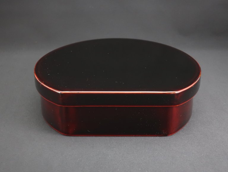 ȾȢ / Lacquered Half-moon-shaped 'Bento' (Lunch) Box