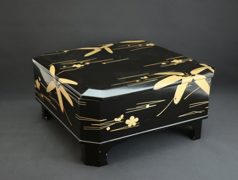 ɾ߼ճʪ / Black-lacqered Food Box with 'Makie' picture of Pine, Bamboo, Plum blossoms