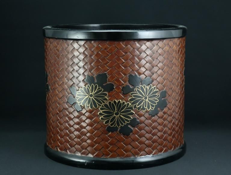 Ƽꤢ֤ / Small Hibachi of Woven Bamboo with 'Makie' picture of Chrysanthemum Flowers