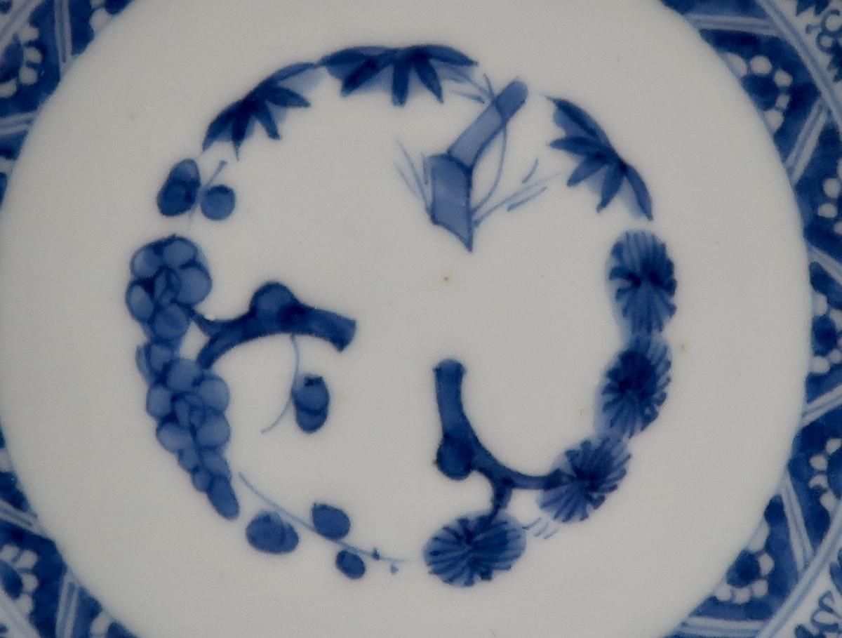 逸品　古伊万里　染付　なます皿五枚　吉祥柄　大きめ　味わい深いお品物　傷なし 古伊万里 染付 微塵唐草 成化年製文 輪花型膾皿 - 生活骨董と古布の