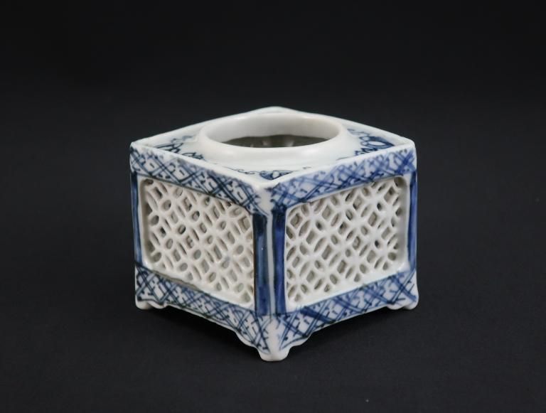 ΤռƩ / Imari Blue & White 'Haidai' Sake Cup Holder