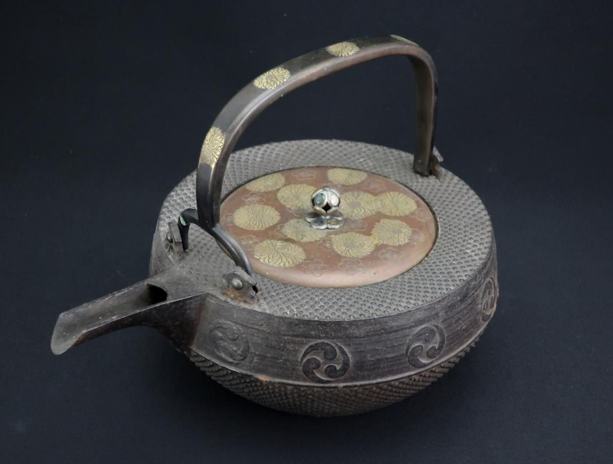 鉄菊花象嵌銚子 / Iron Sake Pourer with Inlay work of