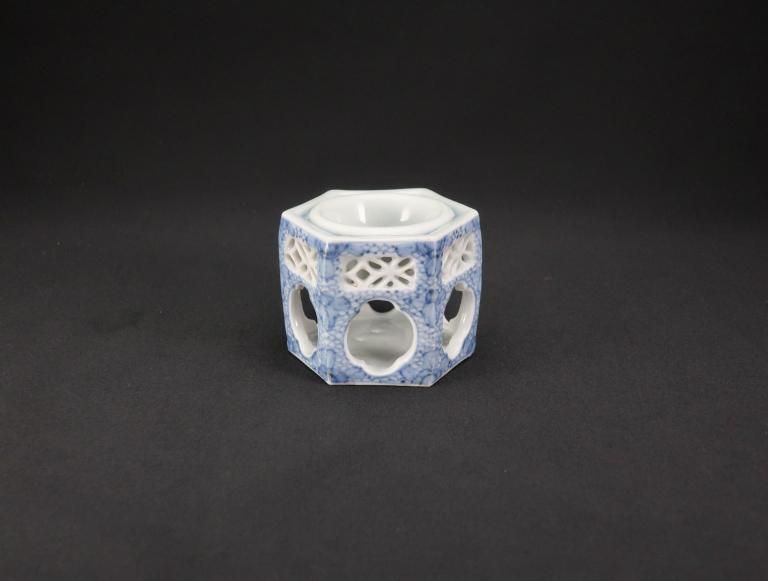 ΤϻƩ / Imari Blue & White 'Haidai' Sake Cup Holder