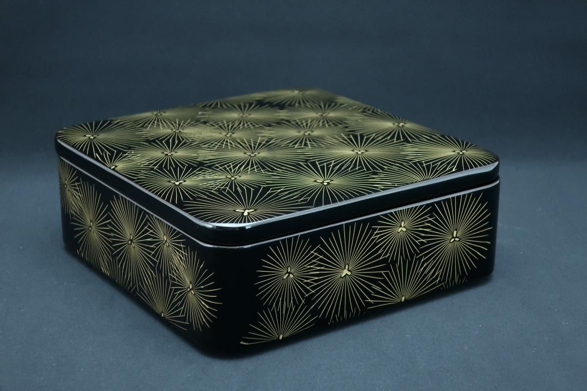 輪島塗松蒔絵三段重&重台 / Wajima-lacquered 'Jubako' Food 輪島塗松蒔絵三段重&重台 / Wajima-lacquered 'Jubako' Food