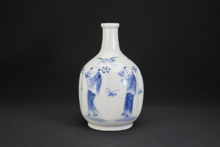 Τʸ / Imari Blue & White 'Tokkuri' Sake Bottle with the picture of Chinese children