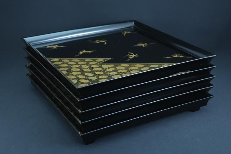 ɾἬʪ / Wajima-lacquered Trays with Crane & Pine-cone 'Makie' picture